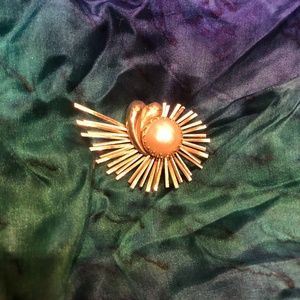 VINTAGE GOLD AND PEARL BROOCH